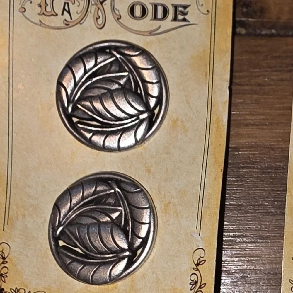 La Mode Buttons Silver Leaf Embossed Round Vintage Style 1708 0.75in